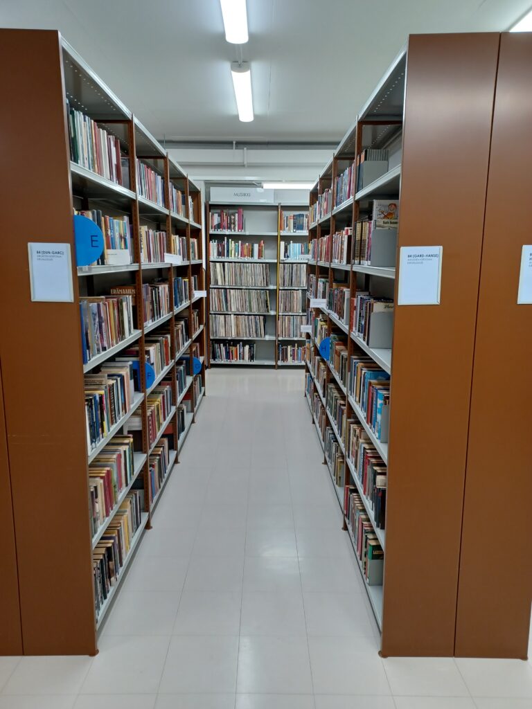 Kirjaston avointa varastotilaa.
