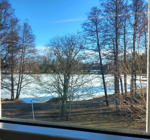 Näkymää Poleenin ikkunasta joelle
