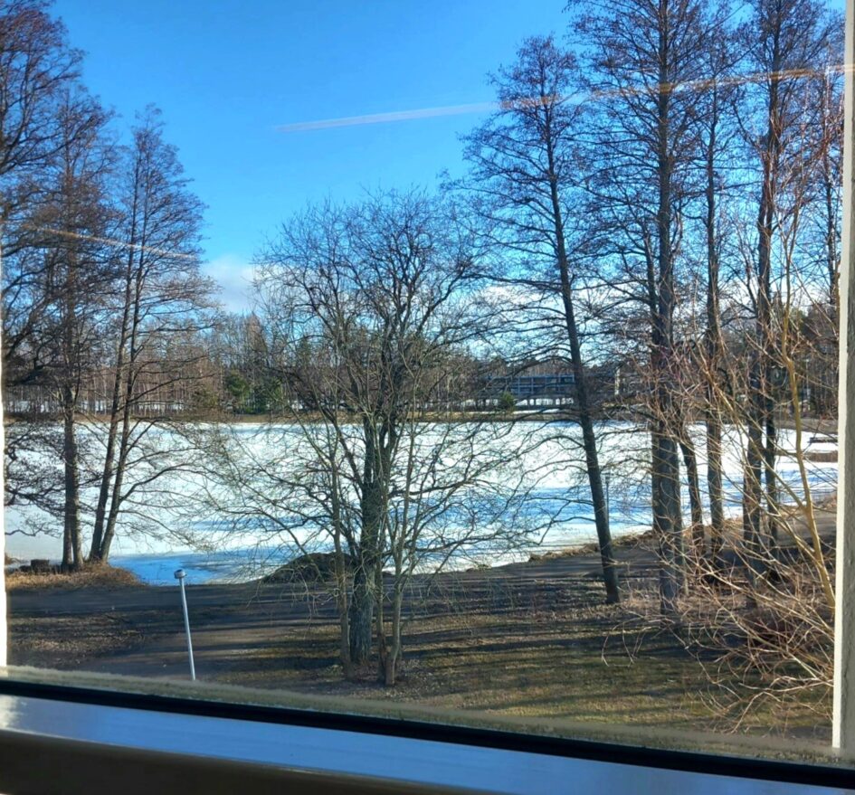 Näkymää Poleenin ikkunasta joelle
