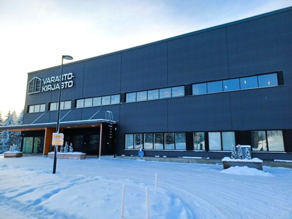 Varastokirjaston komeaa siniharmaata julkisivua pakkasmaisemassa.